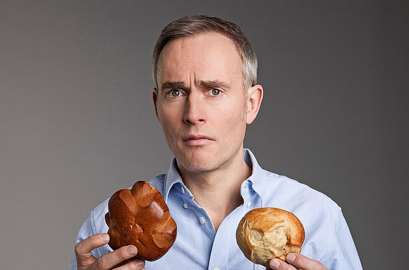 Ein &bdquo;nachhaltiges Programm&ldquo; verspricht Comedian Johann König &ndash; und am Ende die große, universelle Milchbrötchenrechnung.