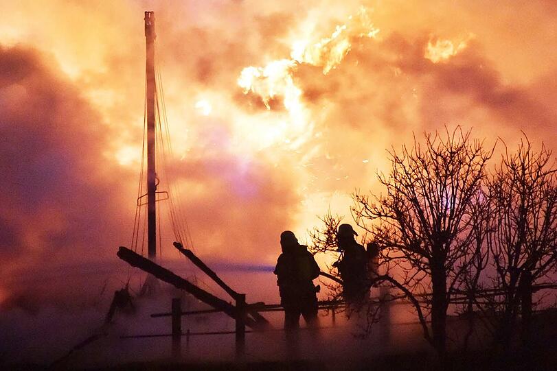 Kurz vor 23 Uhr gingen mehrere Notrufe ein. Als die freiwillige Feuerwehr eintraf, stand die komplette Scheune bereits in Flammen.