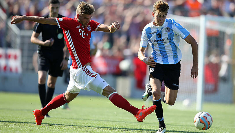 Der Fuchs verlässt die Löwen: Alexander Fuchs vom TSV 1860 schleßt sich im Sommer dem 1. FC Nürnberg an. Hier kämpft der 20-Jährige gegen Bayerns Patrick Puchegger im Amateurderby um den Ball.