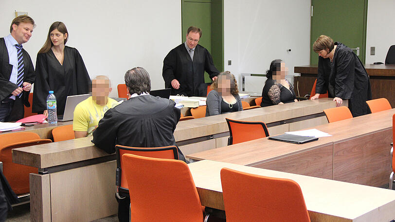 Vor dem Prozess: die drei Angeklagten mit ihren Anwälten.