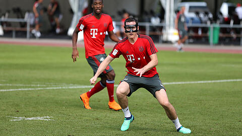 Sebastian Rudy (l.) verletzte sich in der letzten Trainingseinheit am Tegernsee. Kurz danach stand er jedoch schon wieder auf dem Platz.