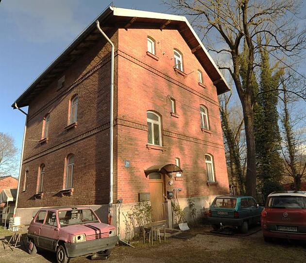 Ein Wohnhaus auf dem Betriebsgelände an der Benediktbeurerstraße beim Asamschlössl.