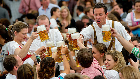 Gemeinsam bei einer Maß im Bierzelt feiern: Das ist – Stand jetzt – dieses Jahr wieder auf der Wiesn möglich.