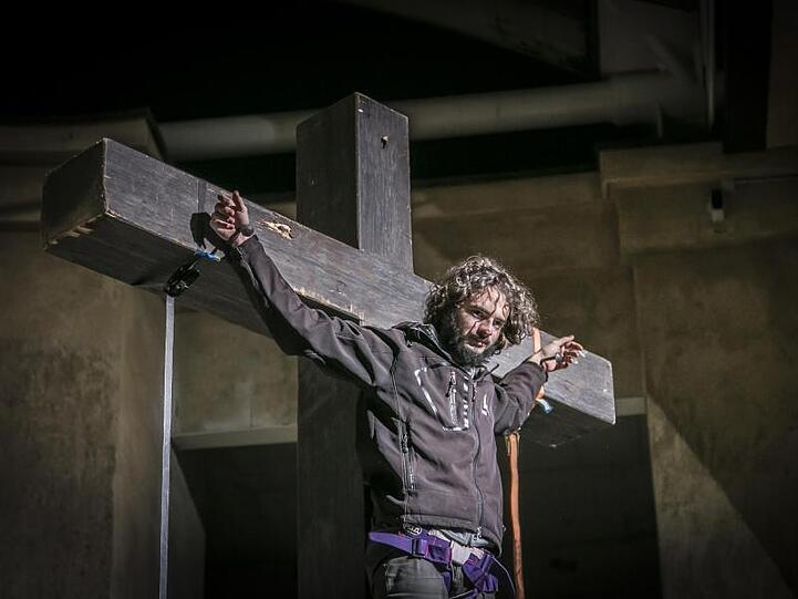 Der Jesus-Darsteller Rochus Rückel hängt im Passionstheater am Kreuz. Foto: Andreas Stückl/Passionsspiele Oberammergau 2020/dpa