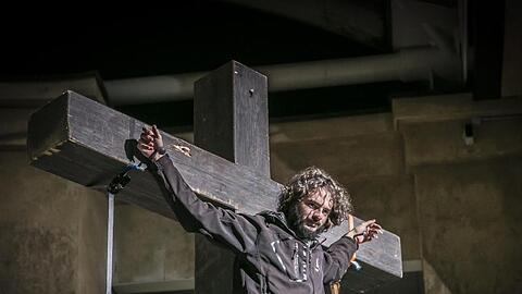 Der Jesus-Darsteller Rochus Rückel hängt im Passionstheater am Kreuz. Foto: Andreas Stückl/Passionsspiele Oberammergau 2020/dpa