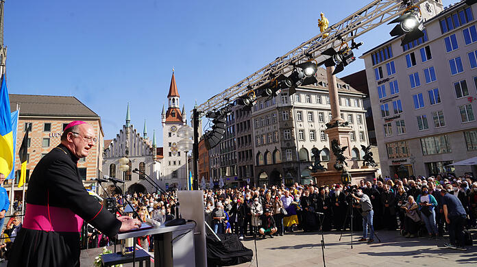 Weihbischof Rupert Graf zu Stolberg auf dem Marienplatz: "Wir sind nicht hilflos. Wir wollen ein Zeichen der Hoffnung setzen."