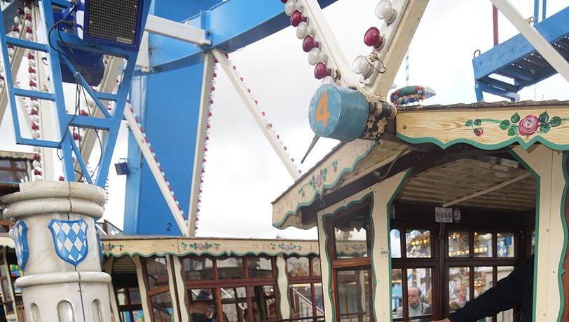Monika Burger am Riesenrad. Es gibt extra Rollstuhlgondeln.