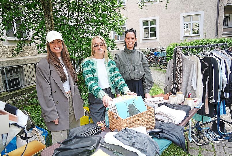 Flugbegleiterin Kati, Psychologin Emma und Trainee Celina sind am Samstag überrascht vom großen Andrang auf dem Hofflohmarkt im Westend. Sie verkaufen Platten, Kleidung und Schuhe.  Fotos: Daniel von Loeper