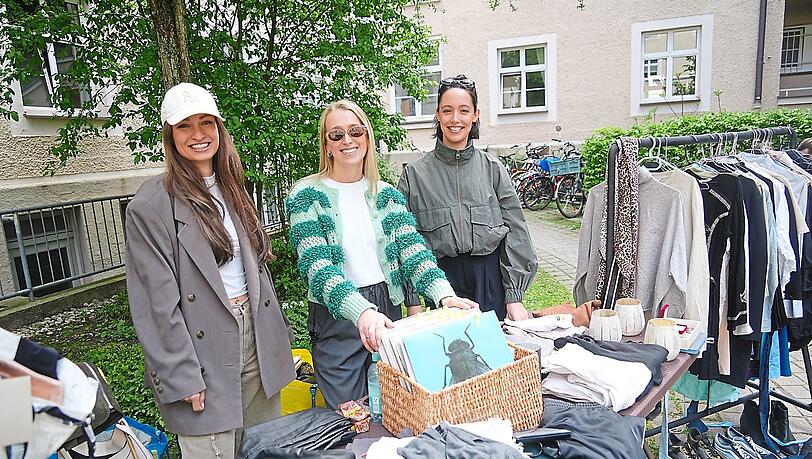 Flugbegleiterin Kati, Psychologin Emma und Trainee Celina sind am Samstag überrascht vom großen Andrang auf dem Hofflohmarkt im Westend. Sie verkaufen Platten, Kleidung und Schuhe. Fotos: Daniel von Loeper Flugbegleiterin Kati, Psychologin Emma und Trainee Celina sind am Samstag überrascht vom großen Andrang auf dem Hofflohmarkt im Westend. Sie verkaufen Platten, Kleidung und Schuhe. Fotos: Daniel von Loeper