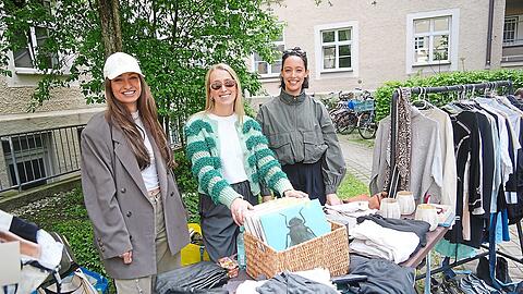 Flugbegleiterin Kati, Psychologin Emma und Trainee Celina sind am Samstag überrascht vom großen Andrang auf dem Hofflohmarkt im Westend. Sie verkaufen Platten, Kleidung und Schuhe.  Fotos: Daniel von Loeper