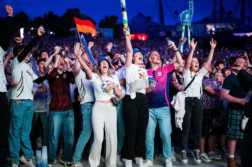 Jubelnde Fanz in der Fan Zone im Olympiapark.