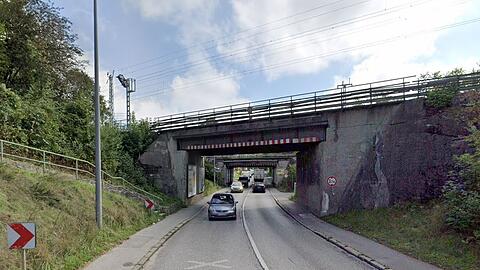 Blick auf die beiden Bahnbrücken an der Bodenseestraße. Hier wird bald im großen Stil umgebaut.