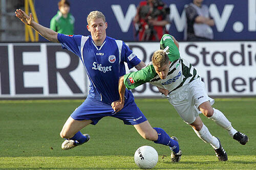 Kampf um den Ball: Der Fürther Ivo Ilicevic gegen Rostocks Kevin Schindler (l.)