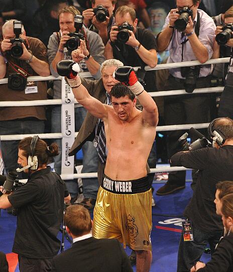 Marco Huck verlor Samstagnacht in der Porsche-Arena Stuttgart nach Punkten gegen Titelverteidiger Alexander Powetkin. Am Ring saß auch der Brite Dereck Chisora. Der 28-Jährige hatte eine Woche zuvor in München für einen Skandal gesorgt. Die Bilder