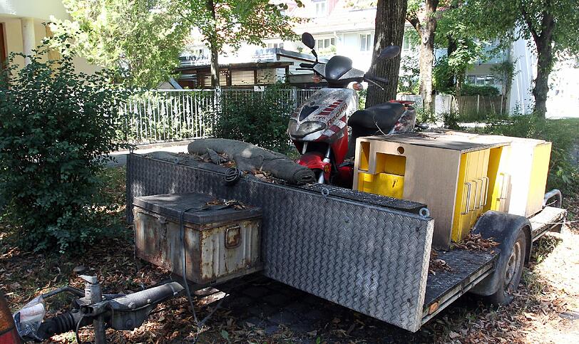 Ganz schön vergammelt: Auf dem Hänger schimmeln Möbel und ein Motorroller.