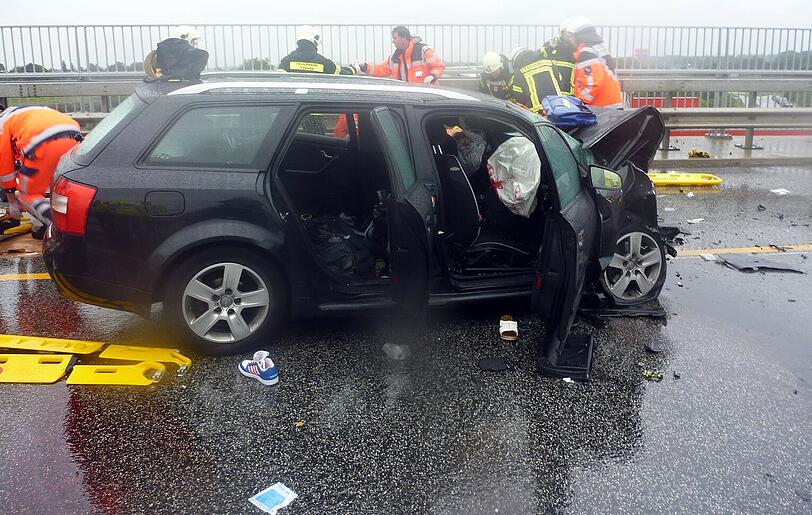 Schrecklicher Unfall bei Itzehoe: Ein überfüllter Audi rast in den Gegenverkehr. Zwei Menschen, darunter ein Kind, sterben bei dem Frontalcrash. Die Bilder von der Unfallstelle.