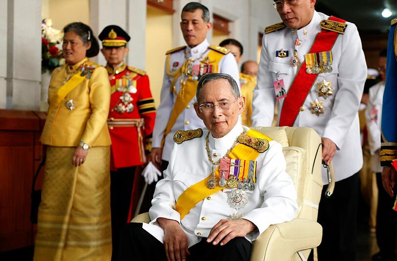 Von Alter und Krankheit gezeichnet: Im Dezember 2013 zeigte sich König Bhumibol Adulyadej zu seinem 86. Geburtstag im Rollstuhl.