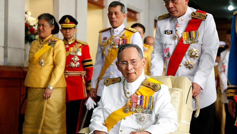 Von Alter und Krankheit gezeichnet: Im Dezember 2013 zeigte sich König Bhumibol Adulyadej zu seinem 86. Geburtstag im Rollstuhl. Von Alter und Krankheit gezeichnet: Im Dezember 2013 zeigte sich König Bhumibol Adulyadej zu seinem 86. Geburtstag im Rollstuhl.