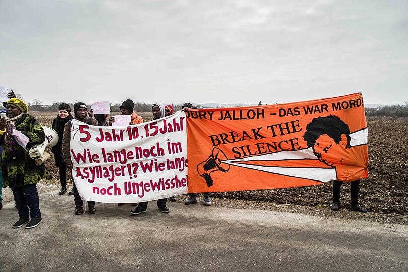 Flüchtlinge demonstrieren am 08. Februar 2017 in Fürstenfeldbruck gegen die Sicherheitskräfte. Immer wieder kommt es in der Unterkunft zu Unruhen.