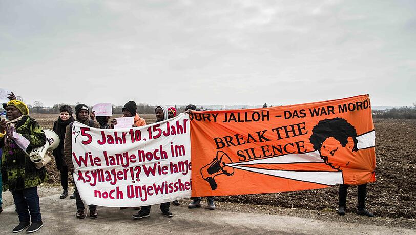 Flüchtlinge demonstrieren am 08. Februar 2017 in Fürstenfeldbruck gegen die Sicherheitskräfte. Immer wieder kommt es in der Unterkunft zu Unruhen. Flüchtlinge demonstrieren am 08. Februar 2017 in Fürstenfeldbruck gegen die Sicherheitskräfte. Immer wieder kommt es in der Unterkunft zu Unruhen.