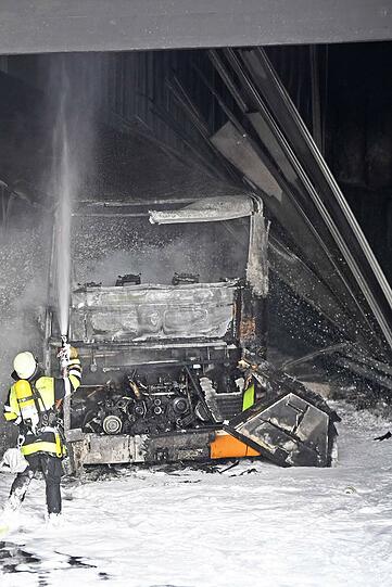 Brennender Reisebus am Mittleren Ring in Giesing: Die Feuerwehr ist mit einem Großaufgebot im Einsatz.