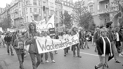 Die Wiederaufbereitungsanlage Wackersdorf (WAA) hat gewaltsame Proteste ausgelöst - diese Demonstranten 1985 in München bleiben jedoch friedlich.