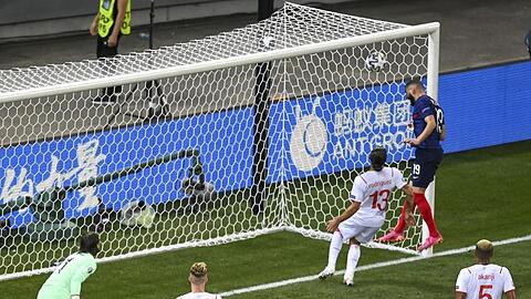 Frankreichs Karim Benzema (oben rechts) erzielt das Tor zum 2:1.