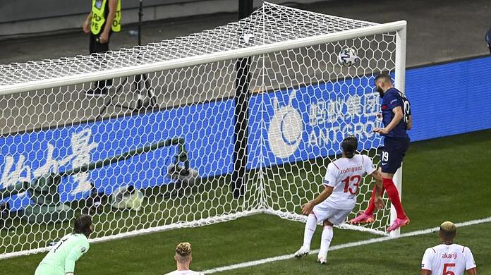 Frankreichs Karim Benzema (oben rechts) erzielt das Tor zum 2:1.