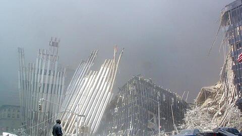 Auch ein Bild, das um die Welt ging: Dieser Mann steht nach dem Einsturz der Twin Towers in den Trümmern; in der Hand hält er einen Feuerlöscher.