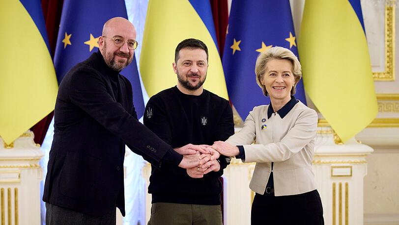 EU-Ratspräsident Charles Michel, Ukraine-Staatschef Wolodymyr Selenskyj und EU-Kommissionspräsidentin Ursula von der Leyen beim EU-Ukraine-Gipfel.