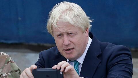 Die Nachrichten auf dem Handy von Boris Johnson sind von großem Interesse.