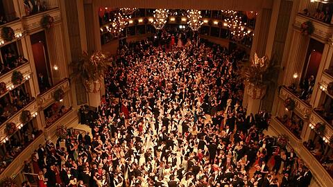 Der Wiener Opernball ist jedes Jahr der gesellschaftliche Höhepunkt der Ballsaison im Wiener Fasching.