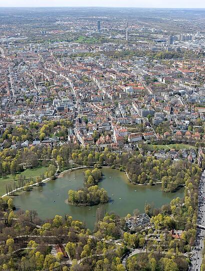 Grüne Idylle mitten in der Großstadt: der Kleinhesseloher See aus der Luft.