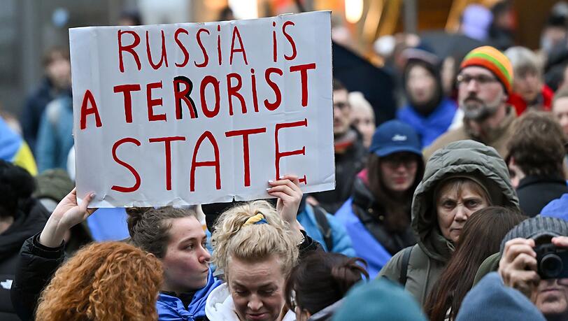 Zahlreiche Menschen nehmen anlässlich des vierten Jahrestags des russischen Angriffs auf die Ukraine an einer Kundgebung auf dem Marienplatz teil. Zahlreiche Menschen nehmen anlässlich des vierten Jahrestags des russischen Angriffs auf die Ukraine an einer Kundgebung auf dem Marienplatz teil.