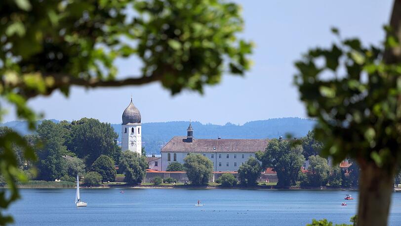 Der Chiemsee mit der Fraueninsel ist ein beliebtes Ausflugsziel in Oberbayern. (Archivbild) Der Chiemsee mit der Fraueninsel ist ein beliebtes Ausflugsziel in Oberbayern. (Archivbild)
