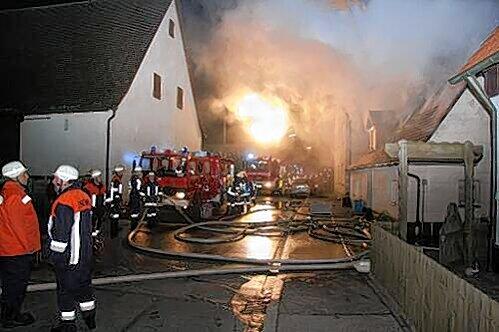 65 Feuerwehrler kämpfen um den Erhalt des kleinen Hauses. Doch es ist trotzdem unbewohnbar.