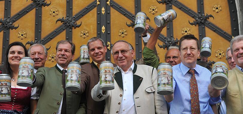 Die Oktoberfestwirte Steffi Spendler (Löwenbräu), Michael Schottenhamel, Friedrich Steinberg (Hofbräu), Toni Roiderer (Hacker), Thomas Roiderer, Günter Steinberg (Hofbräu) und Thomas Vollmer (Augustiner) präsentieren am Freitag (27.07.2012) in München (Bayern) den "Festkrug der Wiesnwirte" für das Oktoberfest 2012.