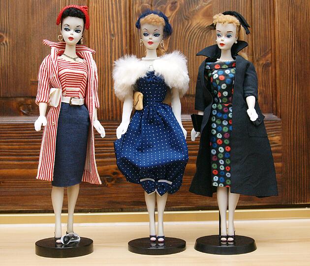 Die Puppe mit dem roten Hut war die erste Barbie.