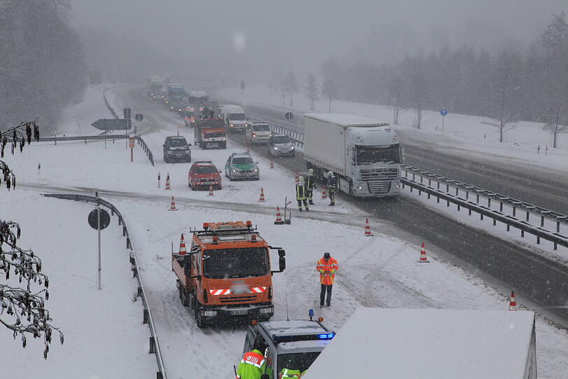 Auf der A8 rutscht ein Lkw am Dienstag auf das vorausfahrende Fahrzeug. Wegen Schneeglätte kam er nicht mehr rechtzeitig zum Stehen. Die zwei Fahrer werden verletzt.