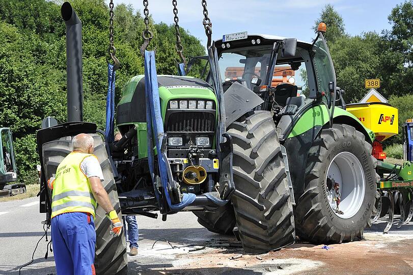 Spektakuläre Fotos von der Bergung: Ein Lieferwagen ist in Ismaning gegen einen Traktor gedonnert. Dabei ist die Zugmaschine in der Mitte auseinander gebrochen!