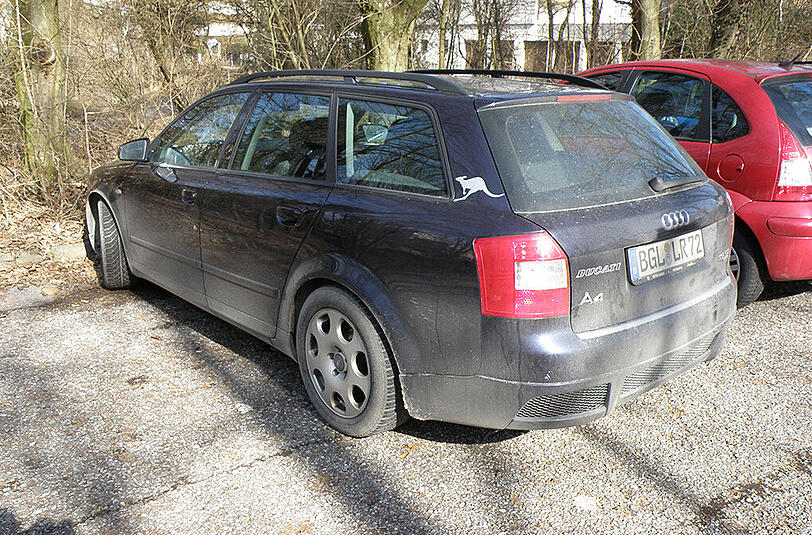 Fluchtauto mit auffälligem Sticker auf der C-Säule. Wem fiel am Tag des Überfalles (Donnerstag, 5. März) ein abgestelltes Fahrzeug - möglicherweise mit ausländischen Kennzeichen - auf dem Parkplatz auf?