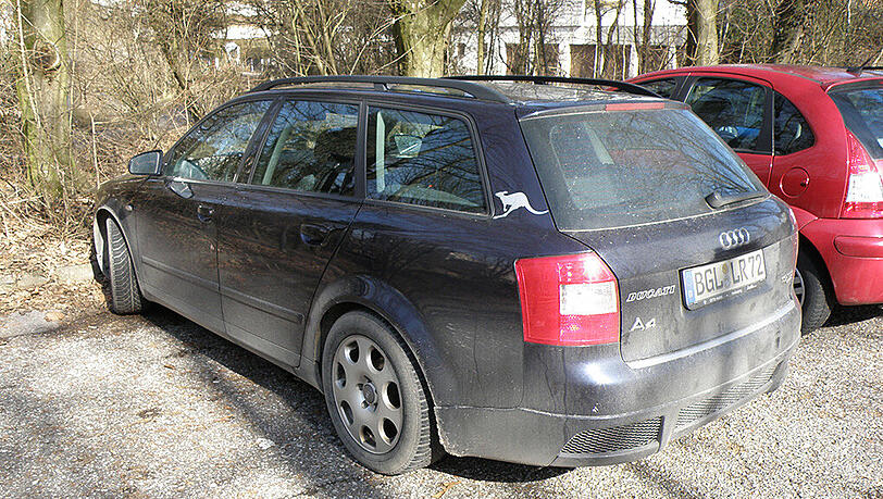 Fluchtauto mit auffälligem Sticker auf der C-Säule. Wem fiel am Tag des Überfalles (Donnerstag, 5. März) ein abgestelltes Fahrzeug - möglicherweise mit ausländischen Kennzeichen - auf dem Parkplatz auf? Fluchtauto mit auffälligem Sticker auf der C-Säule. Wem fiel am Tag des Überfalles (Donnerstag, 5. März) ein abgestelltes Fahrzeug - möglicherweise mit ausländischen Kennzeichen - auf dem Parkplatz auf?
