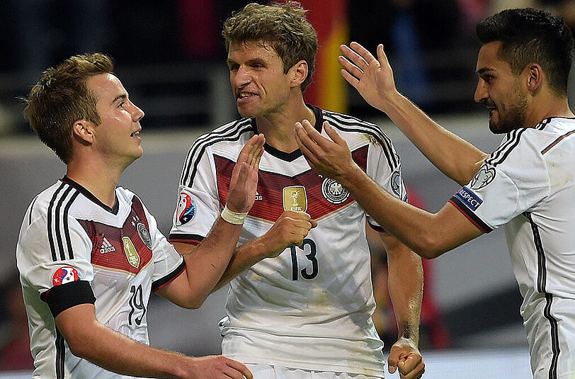 Die Bayern-Stars Mario Götze (links) und Thomas Müller (Mitte) mit dem Dortmunder Ilkay Gündogan.