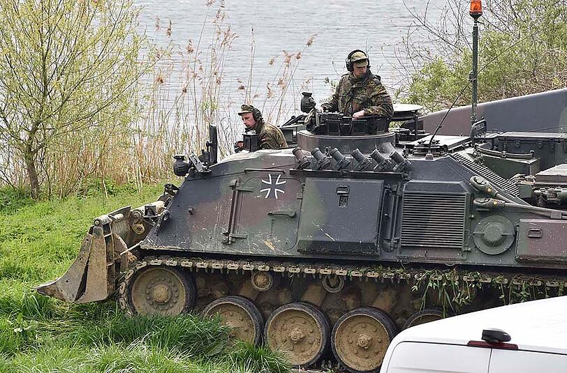 Bilder vom Großeinsatz in Mariaposching an der Donau. Am Dienstag ist hier eine Fähre gesunken &ndash; die Bergungsarbeiten sind aufwendig.