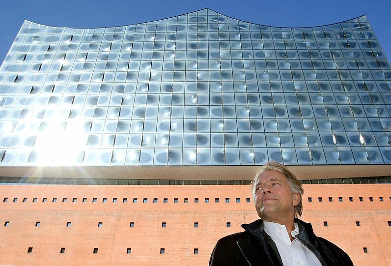Der Dirigent Thomas Hengelbrock vor der Elbphilharmonie.