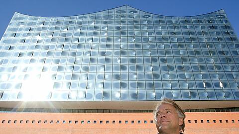 Der Dirigent Thomas Hengelbrock vor der Elbphilharmonie.