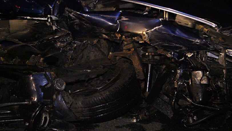 Der Flüchtige rammte an einer Kreuzung mit seinem Audi einen VW Polo. Die Bilder vom spektakulären Crash.