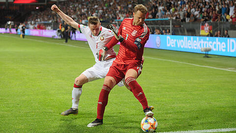Als Neuer den weißrussischen Stürmer Kowalew an der Eckfahne sehenswert austanzte, applaudierten sogar die Fans des Gastgebers.