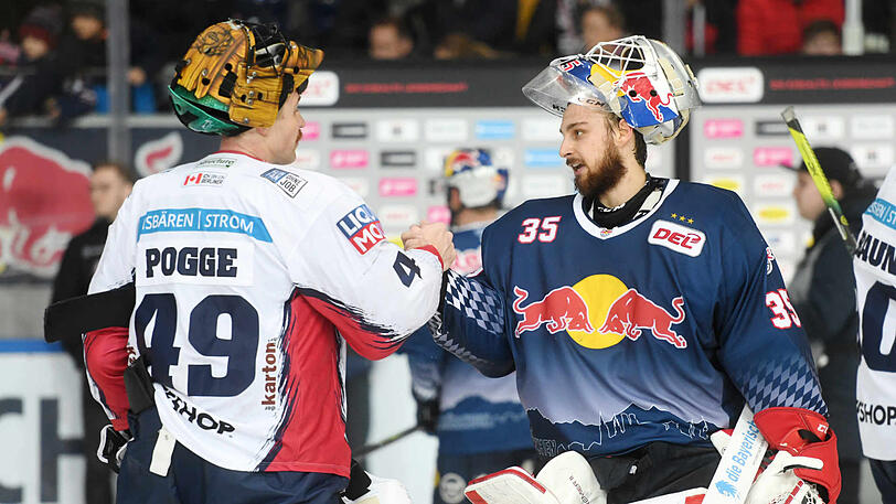 Das Duell der Goalies ging an Justin Pogge (l), der hier mit Münchens Keeper Kevin Reich abklatscht.