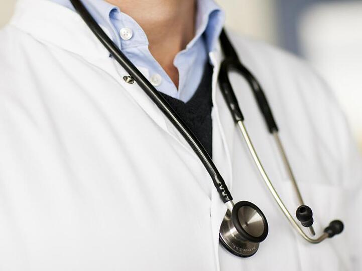 Patienten mit leichten Erkrankungen der oberen Atemwege müssen für eine Krankschreibung wieder eine Arztpraxis aufsuchen.